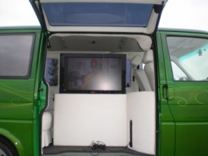 Flatlift tv hublift in Van integriert
